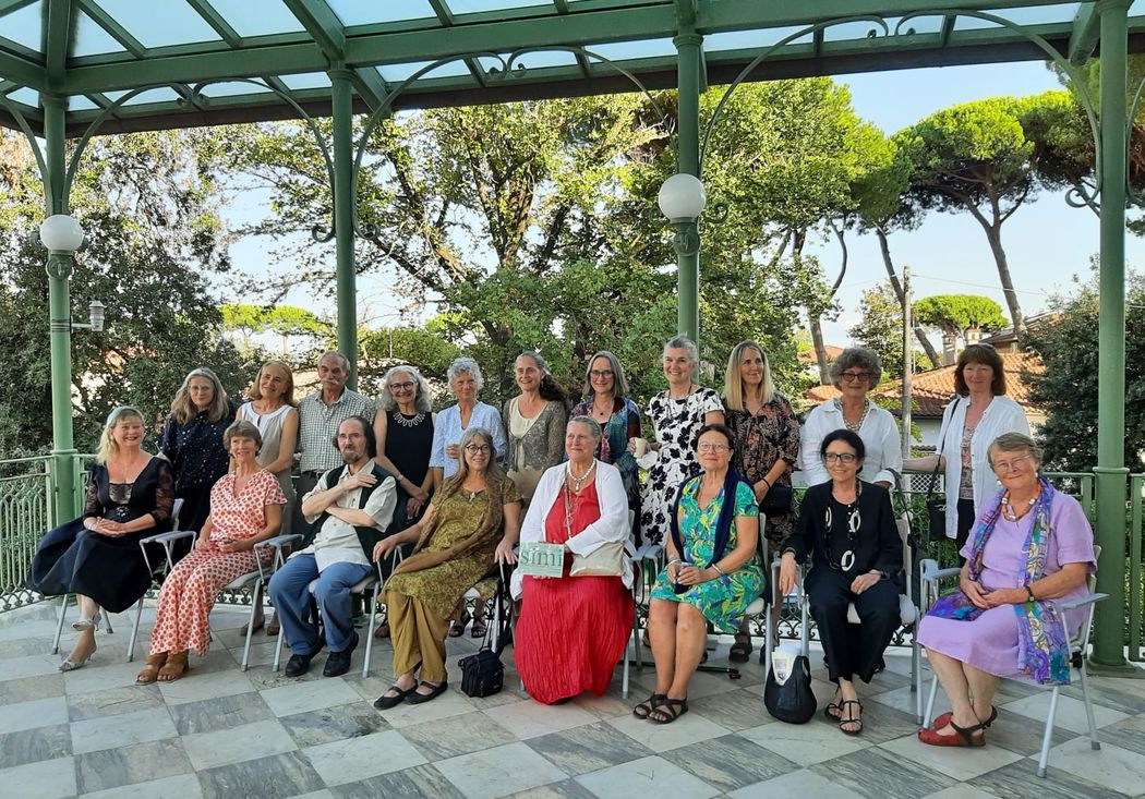 22 artists outside an Italian villa